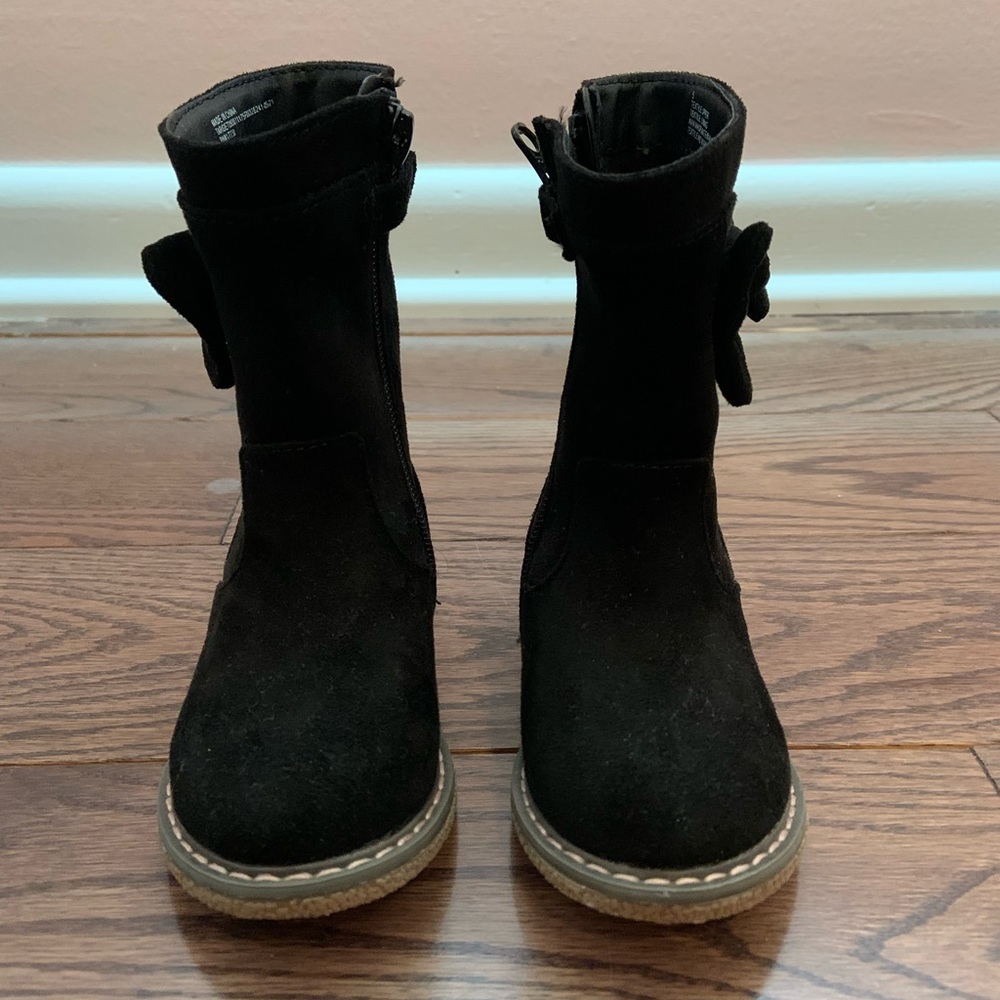 Knee high suede boots with bow on side
